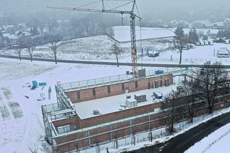 Schönfels: Discounter Norma eröffnet neue Filiale erst Ende September - Blick auf die Norma-Baustelle an der B 173 aus der Vogelperspektiv: Die Baukosten für den Supermarkt schießen in die Höhe.