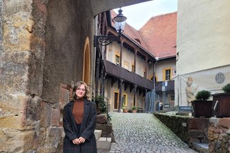 Schönfels: „Ein Museumsbesuch soll vor allem Spaß machen“, sagt die neue stellvertretende Burgchefin - Christina Heldt an ihrem neuen Arbeitsplatz, der Burg Schönfels.
