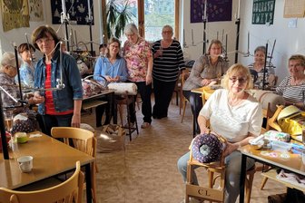 Schönfels: Im einstigen Lehrerzimmer der Schule wird seit Jahrzehnten geklöppelt - Im 14-Tage-Rhythmus treffen sich die Klöpplerinnen mittwochs im Bürgerhaus Schönfels.