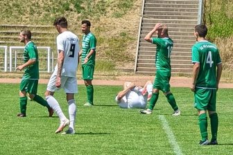 Schönfels steigt in die Kreisliga ab - Ronny Mengel (2. von rechts) von der SG Schönfels kann nicht glauben, dass es nach einer unübersichtlichen Szene Elfmeter für den MSV II gibt. Entscheidender für den Spielverlauf war jedoch ein anderes Tor. 