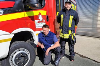 Schönfels: Wichtigstes Feuerwehrfahrzeug rechtzeitig neu bereift - Sebastian Röschke (l.) und Benjamin Müller freuen sich sichtlich über die gesponserten Reifen.