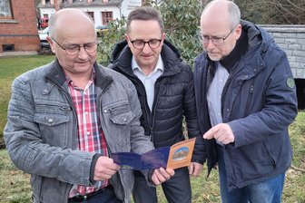 Schönfelser feiern sich und ihre Geschichte - Günter Franke, Bürgermeister Tino Obst und Andreas Schödel (v.l.) stehen als Festausschuss in regelmäßigem Kontakt.