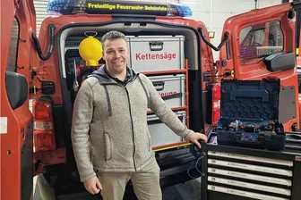 Schönfelser Feuerwehr ist personell gut aufgestellt - Sebastian Röschke vor dem in Eigeninitiative ausgebauten Heck des Fahrzeuges, in dem die Technik Platz findet; rechts der kürzlich erhaltene Werkstattwagen. 