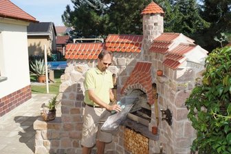 Schönfelser Grill-Burg schützt vor Wind und neugierigen Blicken - Mit seiner Grill-Burg hat sich Udo Ramsdorf ein imposantes Abbild der mittelalterlichen Wehranlage in den Garten gesetzt.