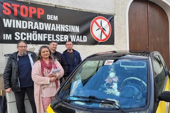 Schönfelser wehren sich mit erster Kundgebung in Neumark gegen Windräder - Zu den Mitgliedern der BI, die am Freitag gegen die geplanten Windräder protestierten, stießen später weitere Neumarker Bürger spontan hinzu.