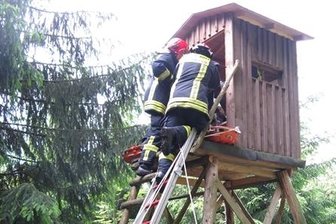 Schönheide: Jäger stirbt auf Hochstand - Ein Jäger ist in der Nacht zu Donnerstag auf einem Hochstand bei Schönheide gestorben.