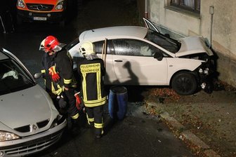 Schönheide: Nach Zusammenstoß gegen Hauswand geprallt -