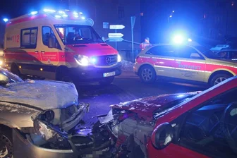 Schönheide: Senior kracht gegen zwei Autos -