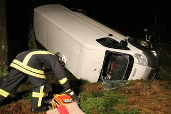 Schönheide: Transporter in Wald gestürzt -