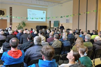 Schönheider diskutieren über Geld, Garagen und ärztliche Versorgung - Mit reichlich 100 Bürgern war die Aula der Oberschule in Schönheide zur Einwohnerversammlung gut gefüllt. 
