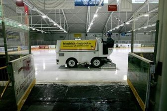Schönheider Eisstadion gesperrt - Regionalliga-Spiel der Wölfe fällt aus -