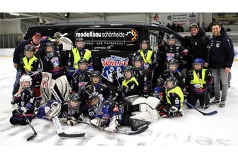Schönheider für Schönheider: Modellbauer unterstützt die Eishockey-Wölfe - Nicht nur einen Bus für den Wölfe-Nachwuchs stellt die Modellbau Schönheide GmbH den Wölfen zur Verfügung. Das Unternehmen engagiert sich beim Eishockey-Regionalligisten künftig auch wieder als Hauptsponsor.