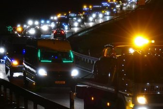 Schönheider Lichterfahrt lenkt Aufmerksamkeit auf letzten Wunsch Sterbenskranker - Über 100 Fahrzeuge waren Teil der Lichterfahrt.