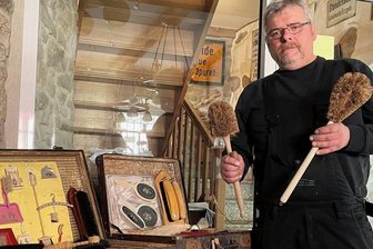 Schönheider Museum setzt dem Bürschtenmoa ein Denkmal - Das Bürsten- und Heimatmuseum in Schönheide hat das Festjahr 200 Jahre Bürstenindustrie zum Anlass für eine Sonderausstellung genommen. Museumsleiter Andreas Schubert steht vor Koffern, die eine Auswahl an Bürsten zeigen, wie sie früher vom Bürstenmann zu Kunden direkt ins Haus gebracht wurden. 