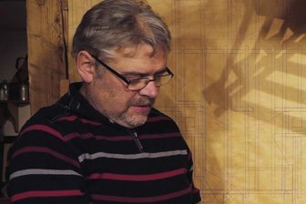 Schönheider Museum zeigt Sammlung seltener Pyramiden - Andreas Schubert vom Bürsten- und Heimatmuseum Schönheide mit einer zerlegbaren Stabpyramide, wie sie in den Jahren des Zweiten Weltkrieges zu Tausenden an die Front geschickt wurde.