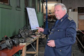 Schönheider Museumseisenbahner erklären Dampflok-Technik - Maik Förster, Vereinsvorsitzender der Museumsbahn, hat Neugierigen einiges zu Schienenfahrzeugen erklärt. 
