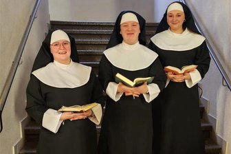 Schönheider Schüler organisieren Faschingsfete und nehmen Geld für ihre Abschlussfahrt ein - Lea Boschem, Steven Heymann und Franziska Noack (von links) waren in Nonnenkostüme geschlüpft.