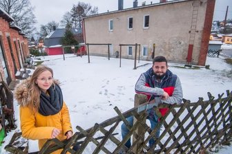 Schönheider will im Ort schlachten und Käse herstellen - Sascha Flechsig, der den Landwirtschaftsbetrieb Fauna in Schönheide betreibt, plant den Bau eines Schlachthauses in einer ehemaligen Bürstenfabrik. Das Gebäude (rechts) war zuletzt ein Wohnhaus. Freundin Jessica Meier unterstützt sein Vorhaben. 