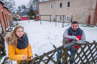 Schönheider will vor Ort schlachten und Käse herstellen - Sascha Flechsig, der den Landwirtschaftsbetrieb Fauna in Schönheide betreibt, plant den Bau eines Schlachthauses in einer ehemaligen Bürstenfabrik. Das Gebäude (rechts) war zuletzt ein Wohnhaus. Freundin Jessica Meier unterstützt sein Vorhaben. 