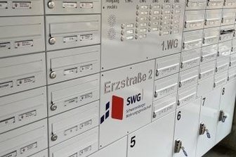 Schönheitskur für alten Plattenbau - Die Briefkastenanlage hat auchFächer für Pakete. Wer eines erhält, findet den Schlüssel im Briefkasten.