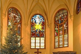 Schönheitskur für Bleiglasfenster der Pauluskirche in Marienthal - Rudolf Fischer (rechts) von der Sparkasse Zwickau hat am Samstag an Pfarrer Anselm Meyer und Anke Häber vom Stadtkirchenvorstand den Förderbescheid für die Sanierung der Fenster übergeben. 