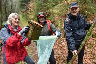 Schönheitskur fürs Preßnitztal: Ein Nachbarschaftstreff der etwas anderen Art - Bei der zurückliegenden Aktion waren Birgit Knöbel, Karina und Michael Gürtler (von links) mit dabei.