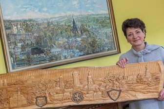 Schöniger: Wir verzichten jährlich auf eine Million Euro - Rodewisch, Auerbach, Ellefeld und Falkenstein - 1979 von Marianne Lange (Schnitzgruppe Falkenstein) in Holz geschnitten. Das Relief hängt in Kerstin Schönigers Büro im Rodewischer Rathaus. Die Bürgermeisterin (CDU) bringt die Zusammenarbeit der vier Kommunen seit Jahren stetig voran. 