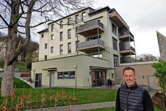 Schönste Fassade: Ehemaliges Kreisgericht Hohenstein-Ernstthal holt den Sieg – konkurrenzlos - Olaf Pfeifer von der Chemnitzer Gigaron-Firmengruppe hat das ehemalige Kreisgericht an der Lungwitzer Straße saniert und damit den Fassadenwettbewerb gewonnen. Von der Hofseite aus wirkt das Gebäude frisch und modern.