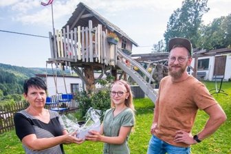 Schönstes Baumhaus im Westerzgebirge steht in Lauter - Daniel Lötzsch hat für seine Kinder das Baumhaus gebaut, das jetzt von den Lesern der "Freien Presse" als das schönste unter den 13 Baumhäusern, die in einer Serie vorgestellt wurden, gekürt wurde. Bei der Übergabe des Gutscheins vom Bau- und Gartencenter Roth durch Redakteurin Heike Mann war Tochter Matilda mit anwesend. 