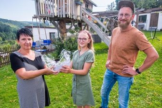 Schönstes Baumhaus im Westerzgebirge steht in Lauter - Daniel Lötzsch hat für seine Kinder das Baumhaus gebaut, das jetzt von den Lesern der "Freien Presse" als das schönste unter den 13 Baumhäusern, die in einer Serie vorgestellt wurden, gekürt wurde. Bei der Übergabe des Gutscheins vom Bau- und Gartencenter Roth durch Redakteurin Heike Mann war Tochter Matilda mit anwesend. 