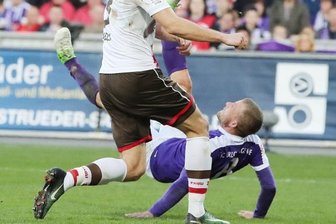 "Schönstes Tor meiner Karriere" - Artistisch bugsiert Nicky Adler den Ball in Richtung St.-Pauli-Tor. Lasse Sobiech kommt zu spät.