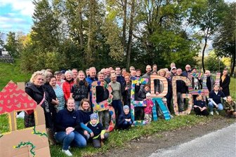 Schönstes Vogtland-Dorf: Mit diesem Foto feiern die Einwohner von Bergen ihren Titel - Ein Bild für die Ewigkeit: Einwohner von Bergen feiern den Titel als schönstes Vogtland-Dorf.