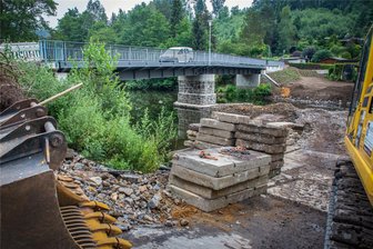 Schönthalbrücke in Hennersdorf: Stadt einigt sich mit Baufirma auf Vergleich - Die neue Schönthalbrücke in Hennersdorf ist seit zwei Jahren befahrbar. Jetzt ist mit einem Vergleich auch ein Schlussstrich unter den Mehrkostenstreit zwischen Stadt und Baufirma gezogen worden.