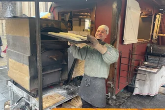 Schönwetter-Weihnachtsmarkt: Händler in Chemnitz ziehen nach 26 Tagen Bilanz - Tobias Richter hat Handbrote auf dem Mittelaltermarkt gebacken und verkauft.