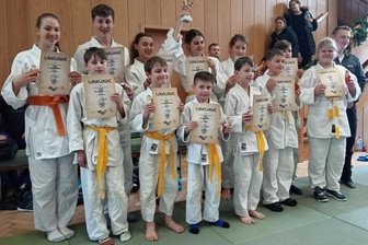Schokolade als Präsent für alle - Die Kinder der Thumer Judoschule beim Generationencup.