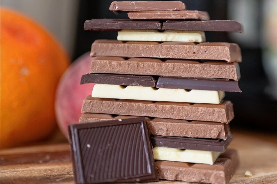 Schokolade, Ananas, Lachs - Glück zum Essen? - Nicht die Schokolade macht glücklich, sondern die Erinnerung an die Belohnung. Foto: Monika Skolimowska/dpa