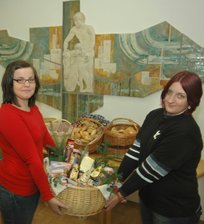 Schokolade und Obst für den Weihnachtsbeutel - Eileen Meißner (links) und Loreen Sillge sind ehrenamtlich tätig bei der Lebensmittelausgabe im Brotkorb der Diakonie. 