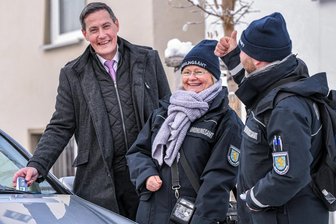 Schokolade von Amts wegen - Oberbürgermeister Henle (l.) verteilt mit zwei Mitarbeitern des Ordnungsamtes in Giengen an der Brenz Süßes an Autofahrer.