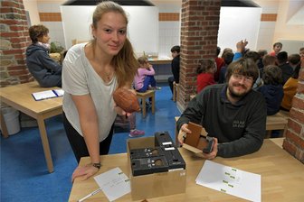 Schokowette für fairen Handel: Freiberg liegt vor Chemnitz und Dresden - Auch die Körnerschule machte mit, hier Erzieherin Jenny Plattner und Christian Mädler vom Eine-Welt-Laden.