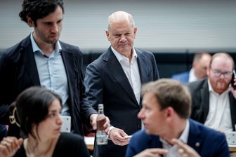 Scholz appelliert an Verantwortung der Parteien - In der SPD-Fraktion meldete sich der ehemalige Bundeskanzler Olaf Scholz zum Jahrestag der Koalition zu Wort.
