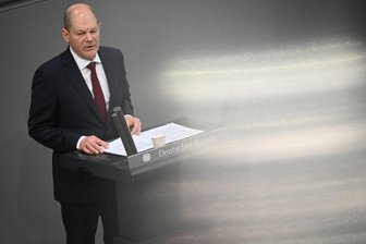 Scholz: Bundeswehr soll über 100 Milliarden Euro für Investitionen und Rüstungsvorhaben bekommen - Bundeskanzler Olaf Scholz während seiner Regierungserklärung im Bundestag.