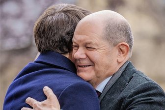 Scholz: Die Kompromissmaschine läuft wieder an - Wollen Pioniere bei der Neugründung Europas sein: Bundeskanzler Olaf Scholz (r.) und Emmanuel Macron, Präsident von Frankreich. 
