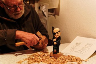 Scholz in Holz – Erzgebirger schnitzt, was drei Tage später in Berlin passiert - Bernd Goldhahn ist ein Schnitzprofi. Er überrascht immer wieder mit seinen Arbeiten. Dieser hölzerne Scholz, der die Ampel zerschlägt, bleibt jedoch ein Unikat.
