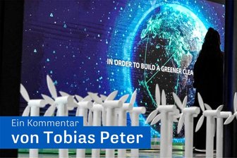 Scholz Rede auf dem Klimagipfel: Keine Leuchtfigur - Modelle von Windkraftanlagen sind auf dem UN-Klimagipfel COP28 der Vereinten Nationen in Dubai zu sehen.