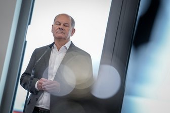 Bundeskanzler Olaf Scholz (SPD) gibt vor dem Abflug zum G20-Gipfel in Rio de Janeiro ein Pressestatement auf dem militärischen Teil des Flughafens BER Berlin-Brandenburg.