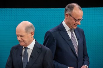 Scholz und Merz im TV-Duell: Wenn zwei sich noch nicht mal über die Realität einigen können - Bundeskanzler Olaf Scholz (SPD, l), steht neben Friedrich Merz, Unions Kanzlerkandidat und CDU-Bundesvorsitzender, vor dem TV-Duell von ARD und ZDF.