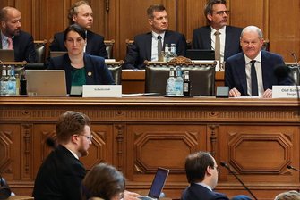 Scholz vor Cum-ex-Ausschuss: Erinnerungslücken bleiben - An seiner einstigen Wirkungsstätte im Hamburger Rathaus: Bundeskanzler Olaf Scholz (rechts) sagt im Cum-ex-Untersuchungsausschuss aus. 