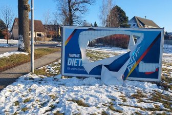 Schon 25 Anzeigen im Erzgebirgskreis: Zerstörung und Diebstahl von Wahlplakaten erreicht „neue Dimension“ - Nahezu flächendeckend werden im Erzgebirgskreis Wahlplakate der AfD wie hier in Eibenstock entwendet oder zerstört. Der Schaden beläuft sich inzwischen auf eine vierstellige Summe.