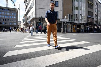 Schon 4000 Schritte pro Tag machen gesünder: So wichtig ist Politik für Fußgänger - Nico Rathmann, Fußverkehrsbeauftragter der Stadt Köln, unterwegs in der Rheinmetropole. Das Beispiel Leipzig machte Schule: Seit vergangenem Jahr hat auch Köln einen Chef-Fußgänger. Foto: Federico Gambarini/dpa