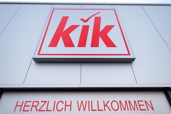 Schon bald: Discounter Kik schließt Filialen - auch in Sachsen? - Der Textildiscounter Kik schließt europaweit 50 Filialen, 25 davon in Deutschland. Ob auch Standorte in Sachsen betroffen sind, ist noch unklar.